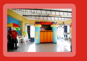 Titeres gigantes y teatrinos inflables para fiestas infantiles.